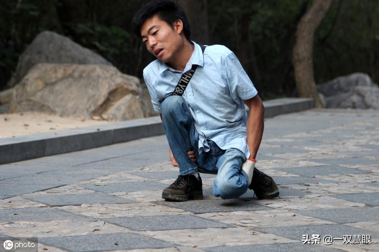 情感与勇气的交织，女生背患小儿麻痹症的男友登顶泰山的故事