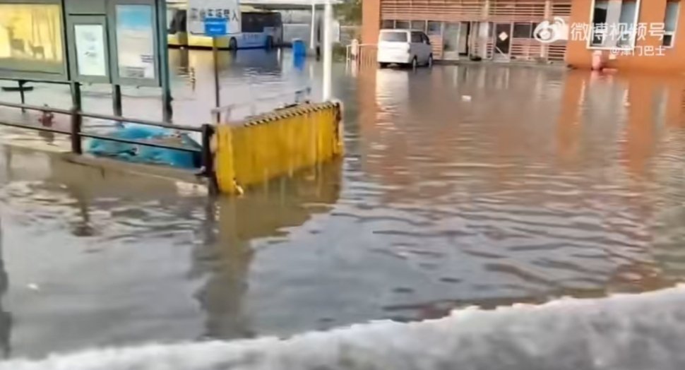 辽宁盘锦遭遇海水倒灌，街道淹没成灾现场