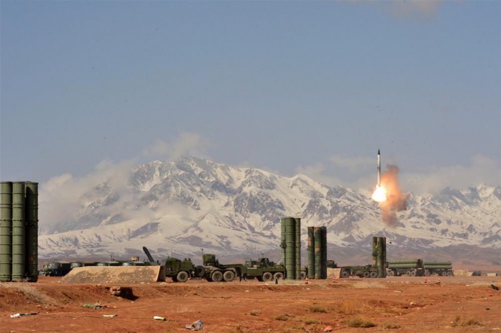 俄空军精准打击摧毁乌武器集中地，空中力量展现威力，涉政问题引关注