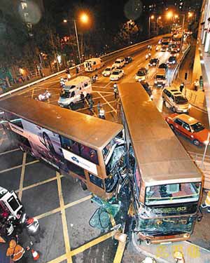 香港最准100%一肖中特特色_搅拌车鸣笛闯红灯撞碎轿车,专业解析说明_特别版76.72.44