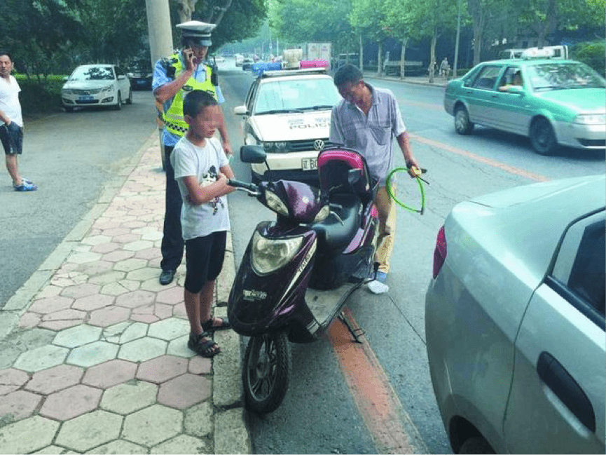 香港马资料更新最快的_轿车压黄线左转撞上摩托车 多人倒地,高速响应执行计划_Ultra14.41.64