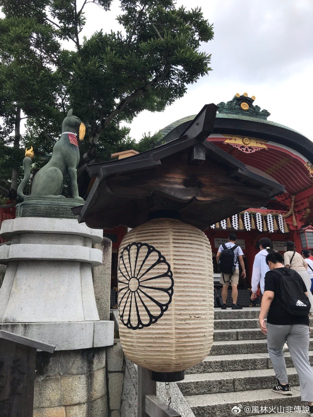 女网红在日本鸟居做引体向上引发争议，文化尊重与行为界限的挑战