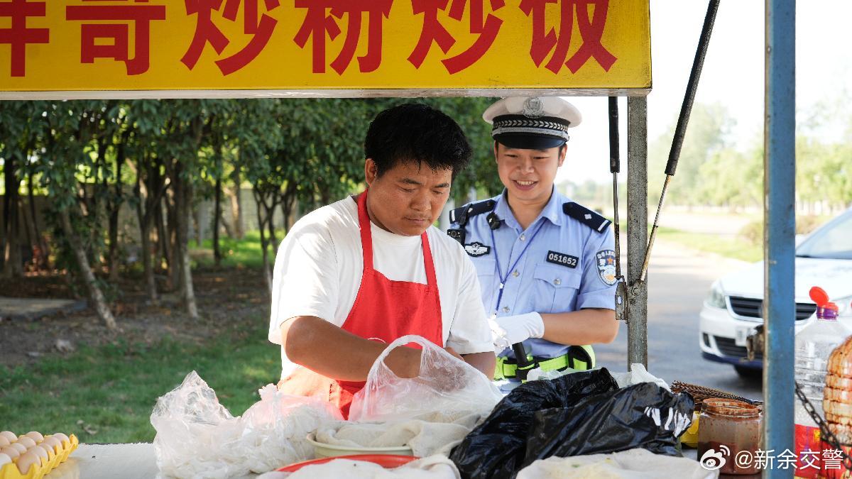 街头摊贩劝离背后的温情与关怀，夫妻摆摊与执法者的对话故事