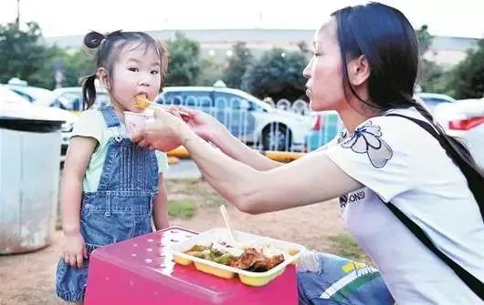 19岁女孩的清晨烤牌之旅，爱与陪伴的赶集日常