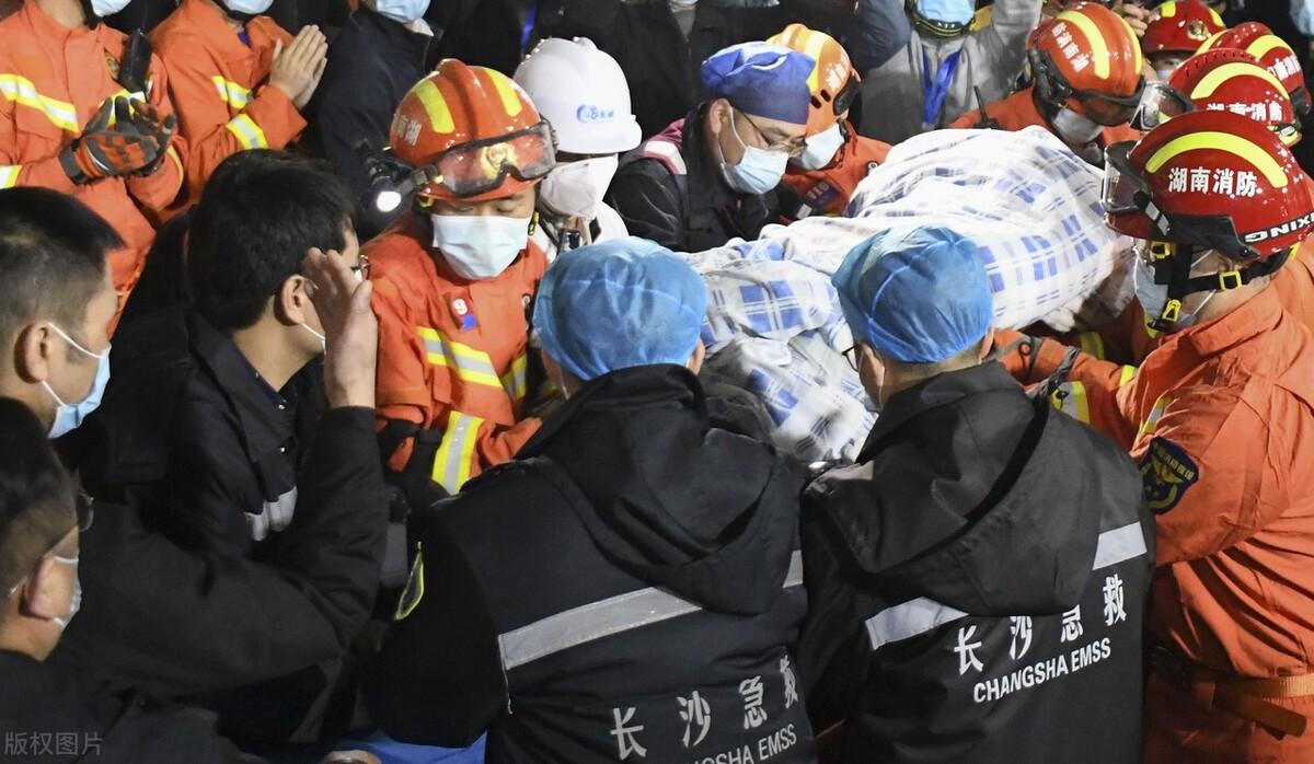 长沙自建房倒塌事故致54死，责任与教训深刻反思，15人受审