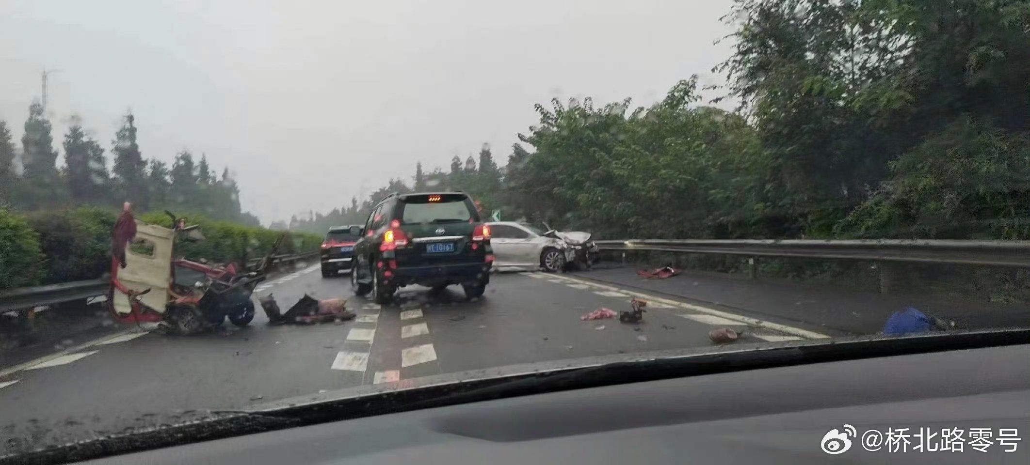 警方通报高速逆行老头乐事件致两死，远离尘嚣的旅行遭遇悲剧