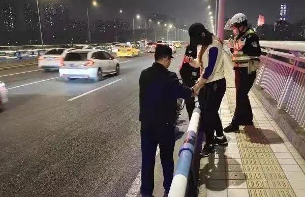 民警合力救下跳桥男子，救援步骤与指南