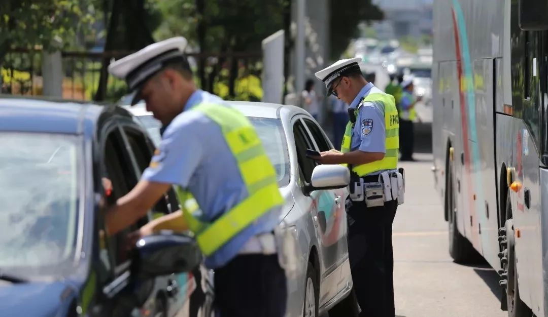 四川高速交警回应老头乐逆行引发车祸，安全隐患与公众责任探讨