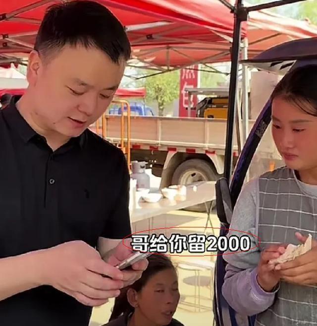 19岁女孩凌晨起床帮妈妈卖烤牌走红，烤牌制作与售卖全流程探秘