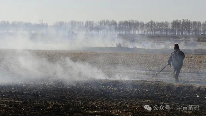 湖南某地秸秆焚烧政策更新，小村新消息与情感纽带下的环保决策探讨