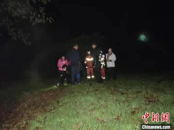 警方深夜搜救行动，成功救出被困深山中的四名游客的详细步骤指南