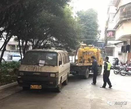 交警回应市民反映小学门口私自封路事件，日常解围展现温暖故事