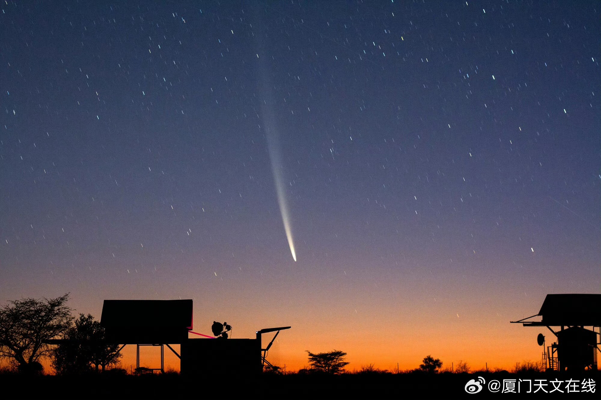 千载难逢的天文奇观，彗星现身日落时分，6万年一遇的震撼时刻